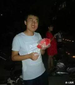 群众吃瓜抢镜视频,群众吃瓜视频引发网络热议