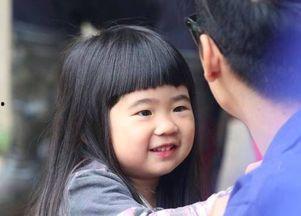 曹格女儿吃瓜,可爱瞬间引网友热议